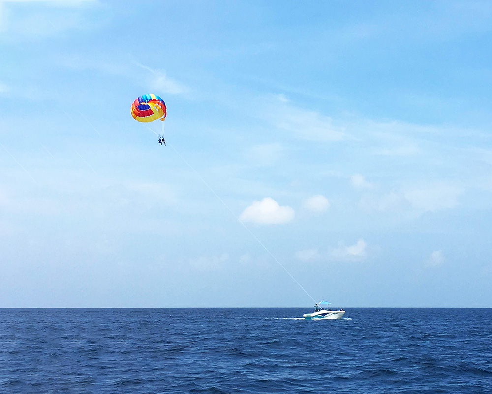 Parasailing at Embudhu Lagoon